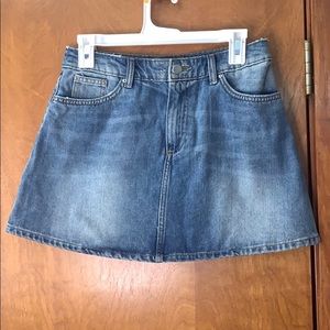 H&M Size 6 Medium wash denim jean skirt.